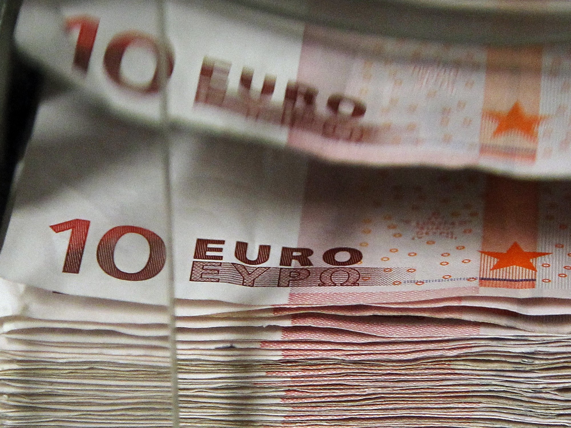 El euro cotiza estable en el mercado oficial, mientras el euro blue sube en el mercado paralelo