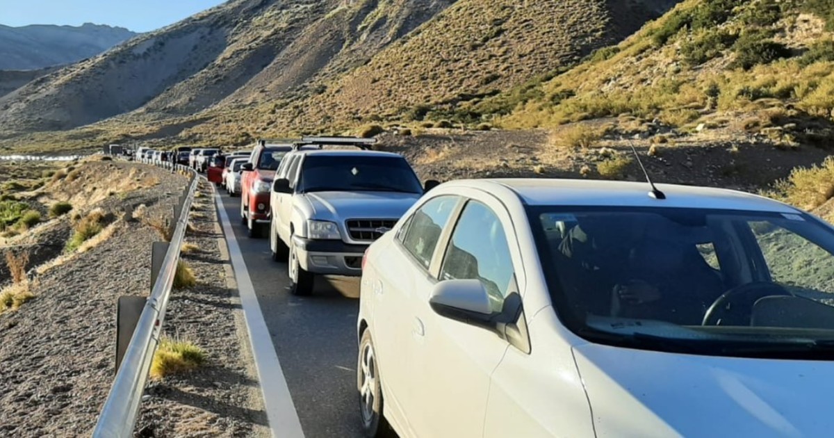 demoras en la frontera y 5 kilómetros de cola de autos para cruzar a Chile