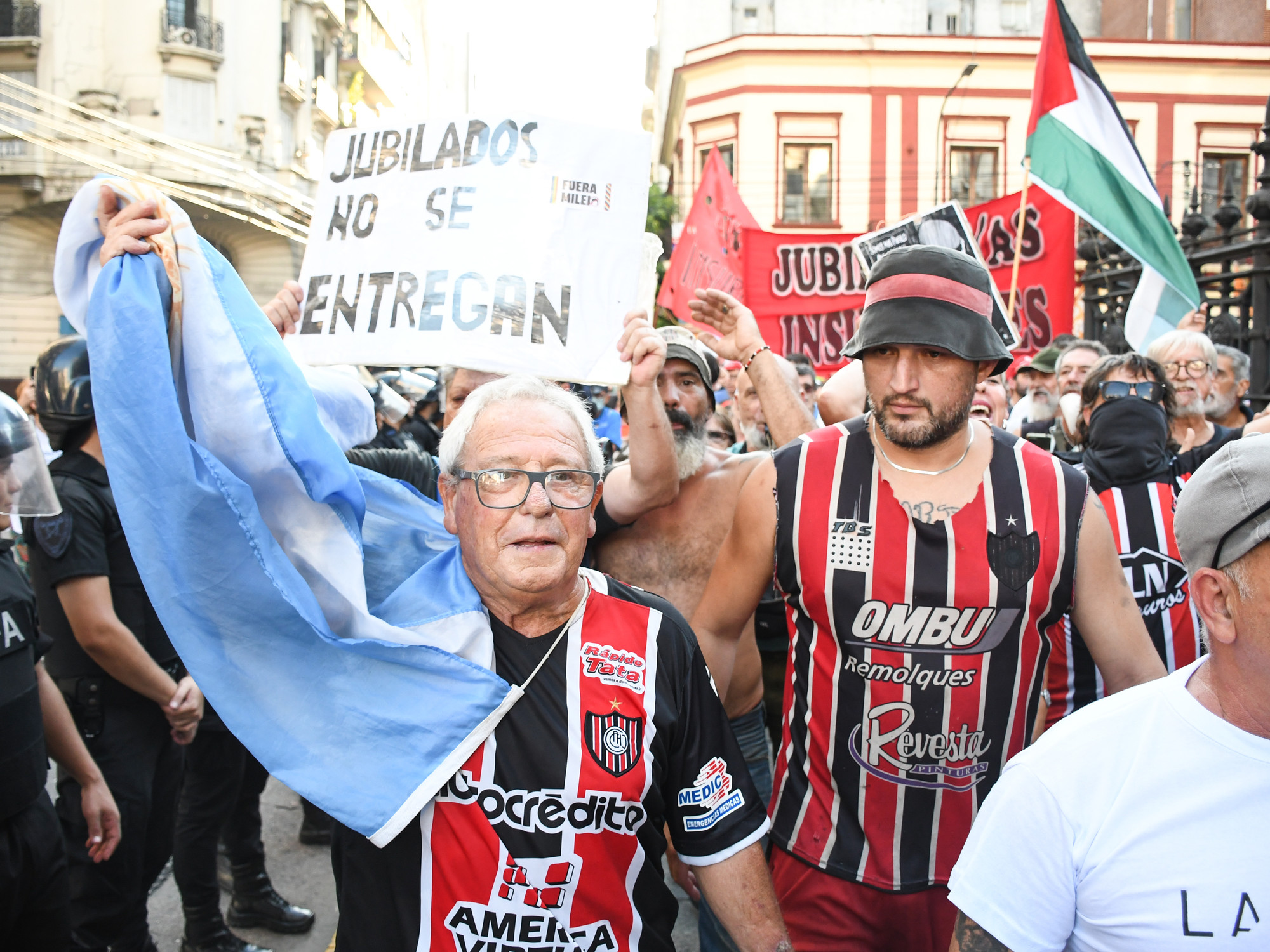 Advertencia de Bullrich ante convocatoria de “hinchas” a marcha de jubilados.