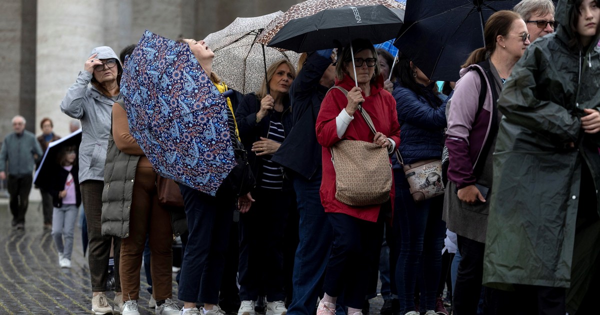 se multiplican los fieles para ingresar a la Basílica de San Pedro y su médico revela nuevos detalles sobre su salud