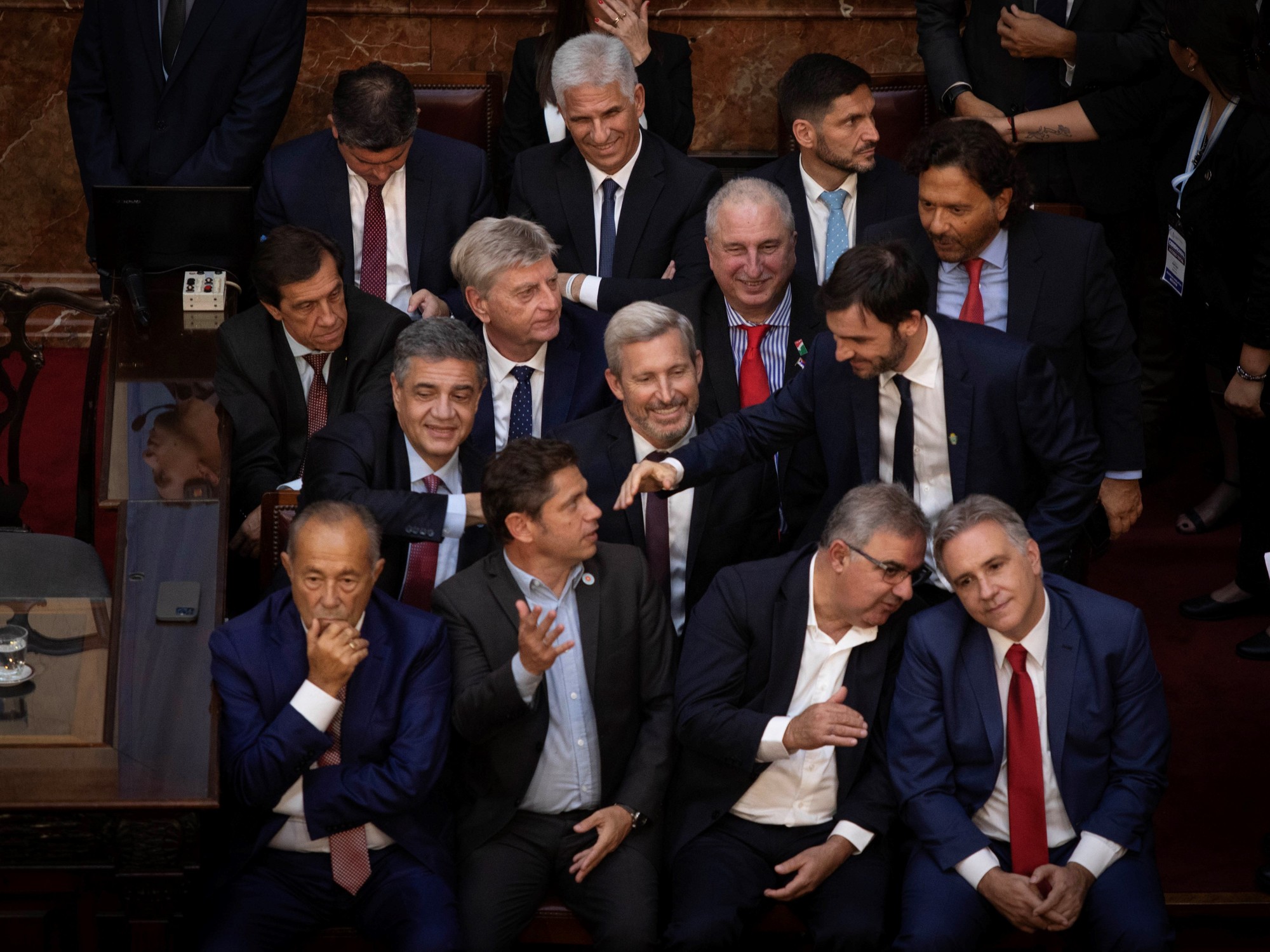 Ausencias en la Asamblea Legislativa: gobernadores peronistas y aliados de Milei faltan a la cita.