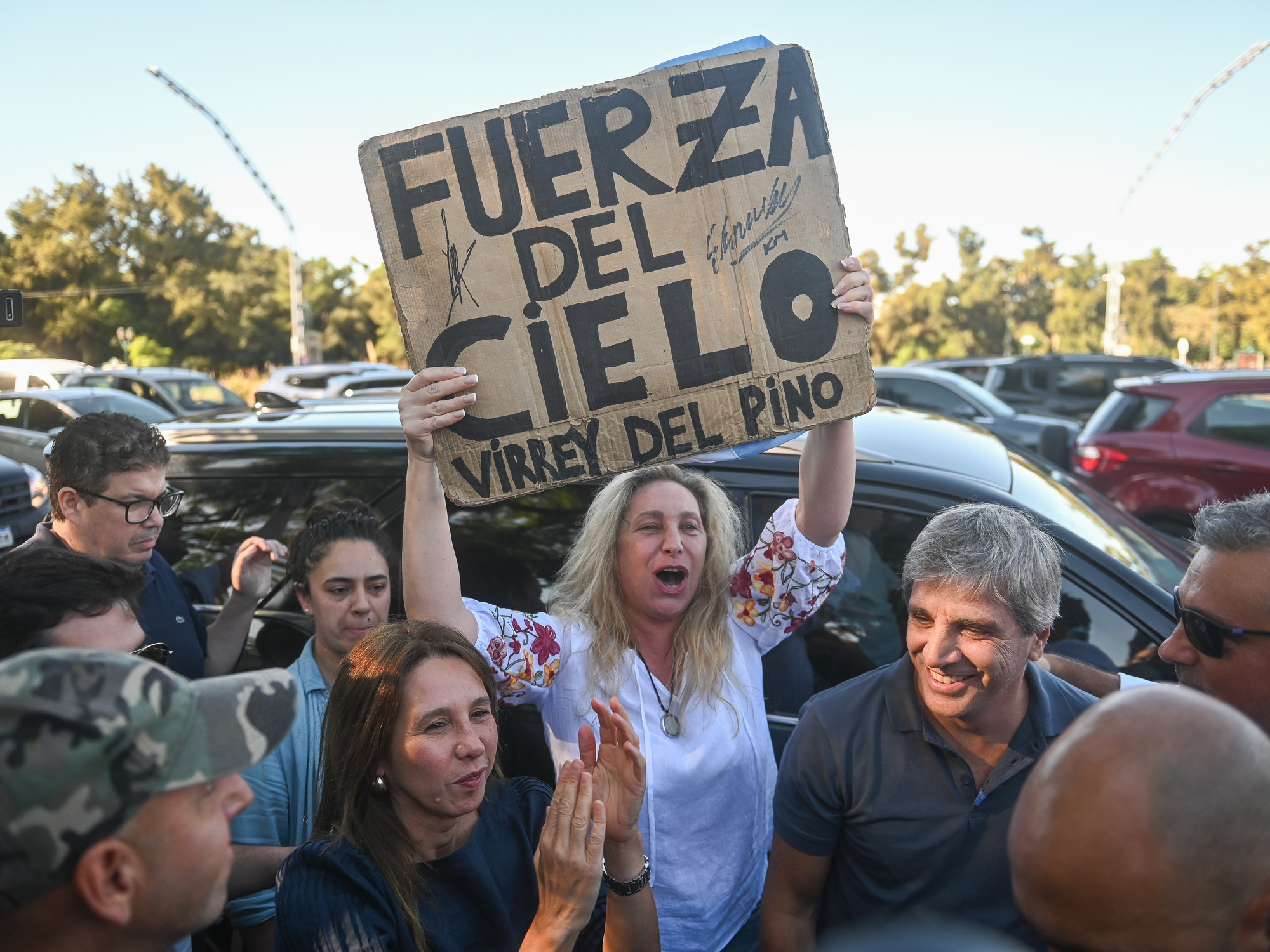 Ayuda a su primo con problemas.