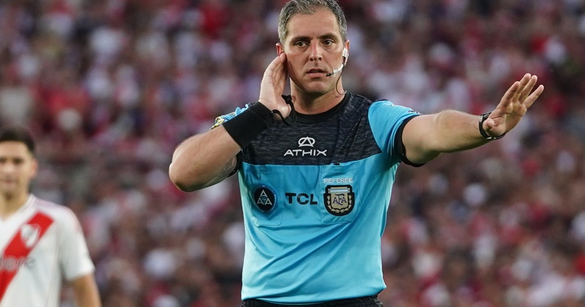Fernando Echenique, de mandar a leer el reglamento a Cavani a cometer una insólita burrada arbitral en la Copa Argentina sin ayuda del VAR