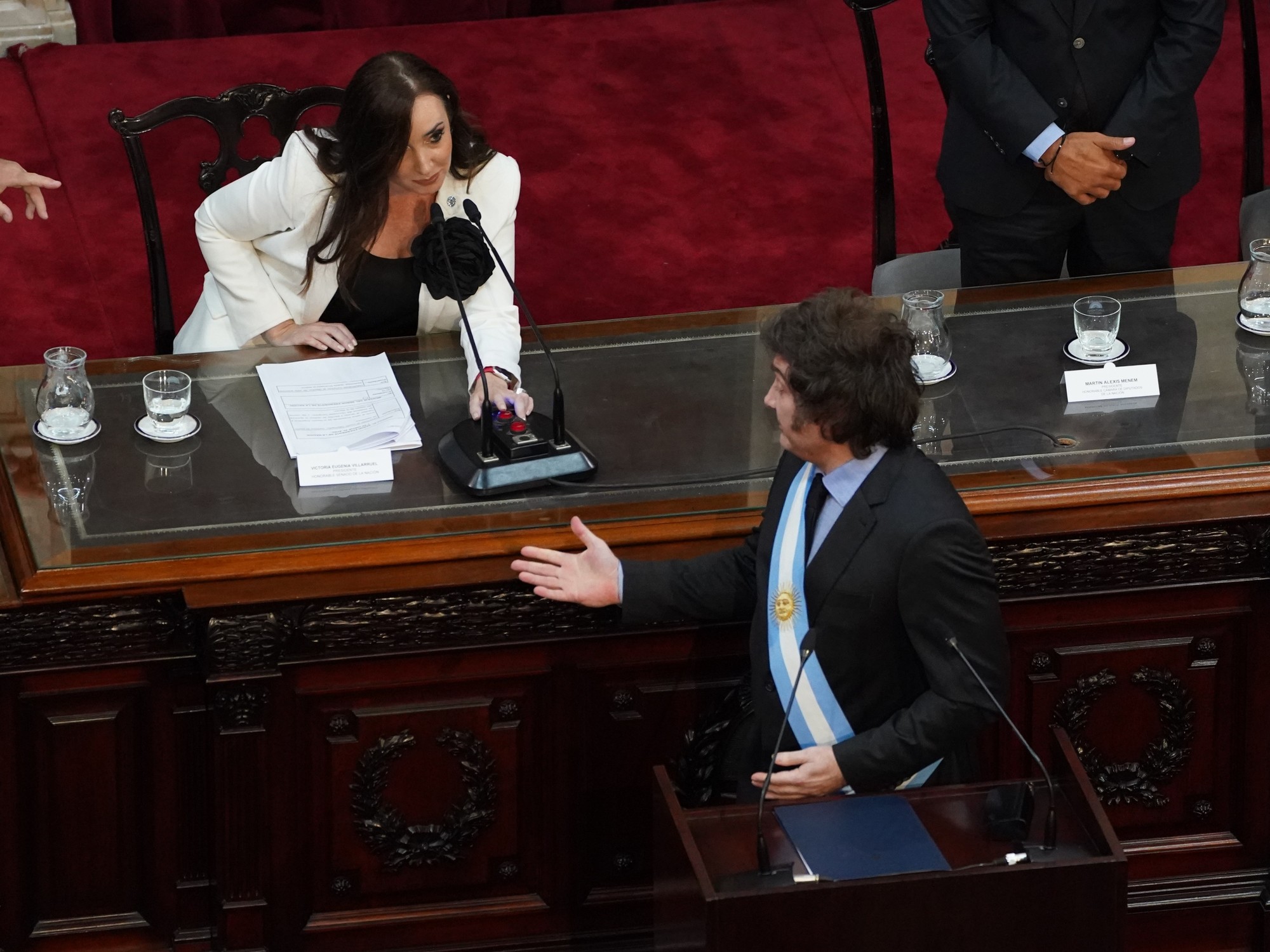 Desafío de Javier Milei a Victoria Villarruel: Del inicio gélido al reto final.