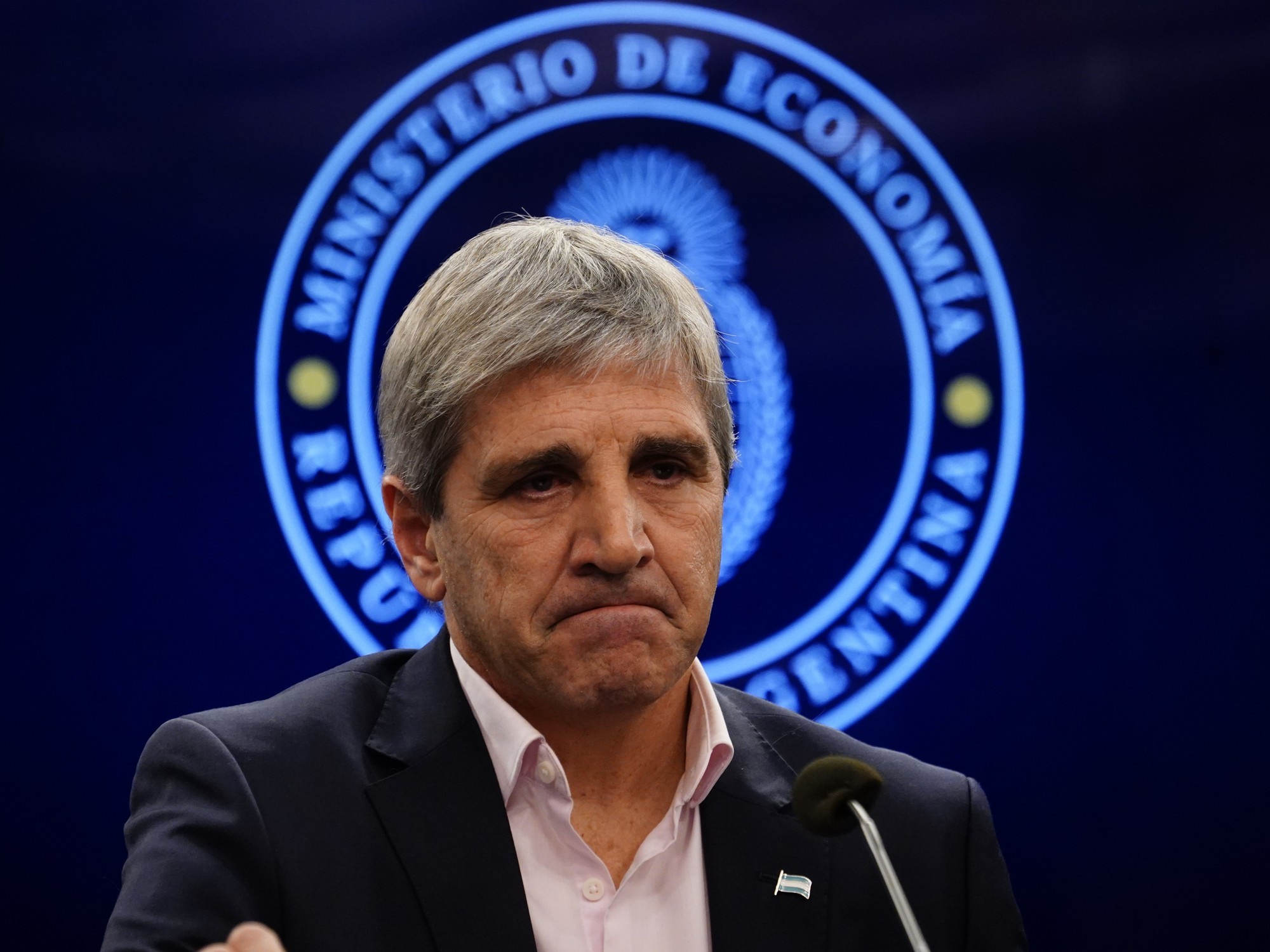 El Banco Central invierte US$2.000 millones para controlar la brecha cambiaria.