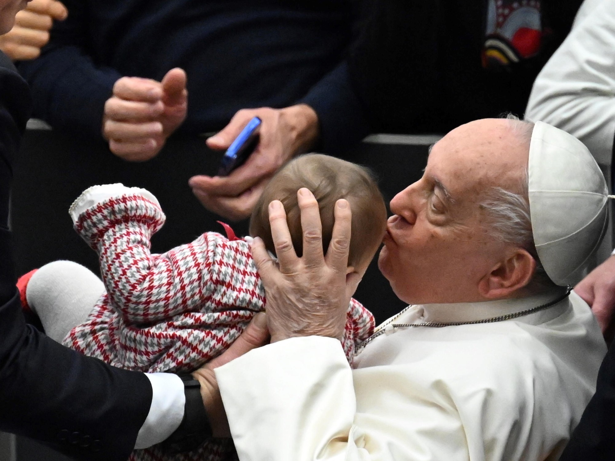 El Papa Francisco sigue hospitalizado con confianza