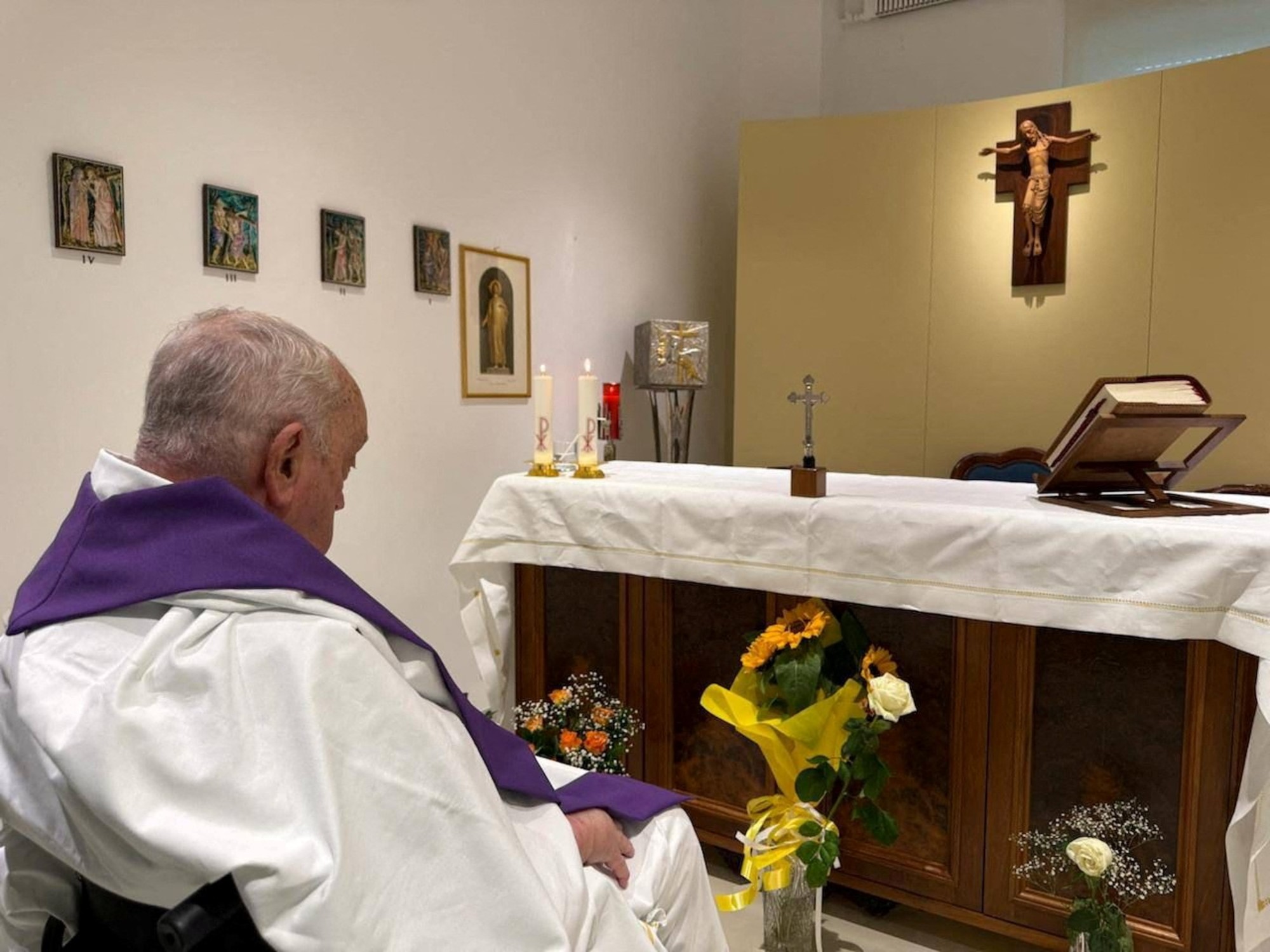 El Vaticano revela la primera imagen del papa Francisco tras su hospitalización.
