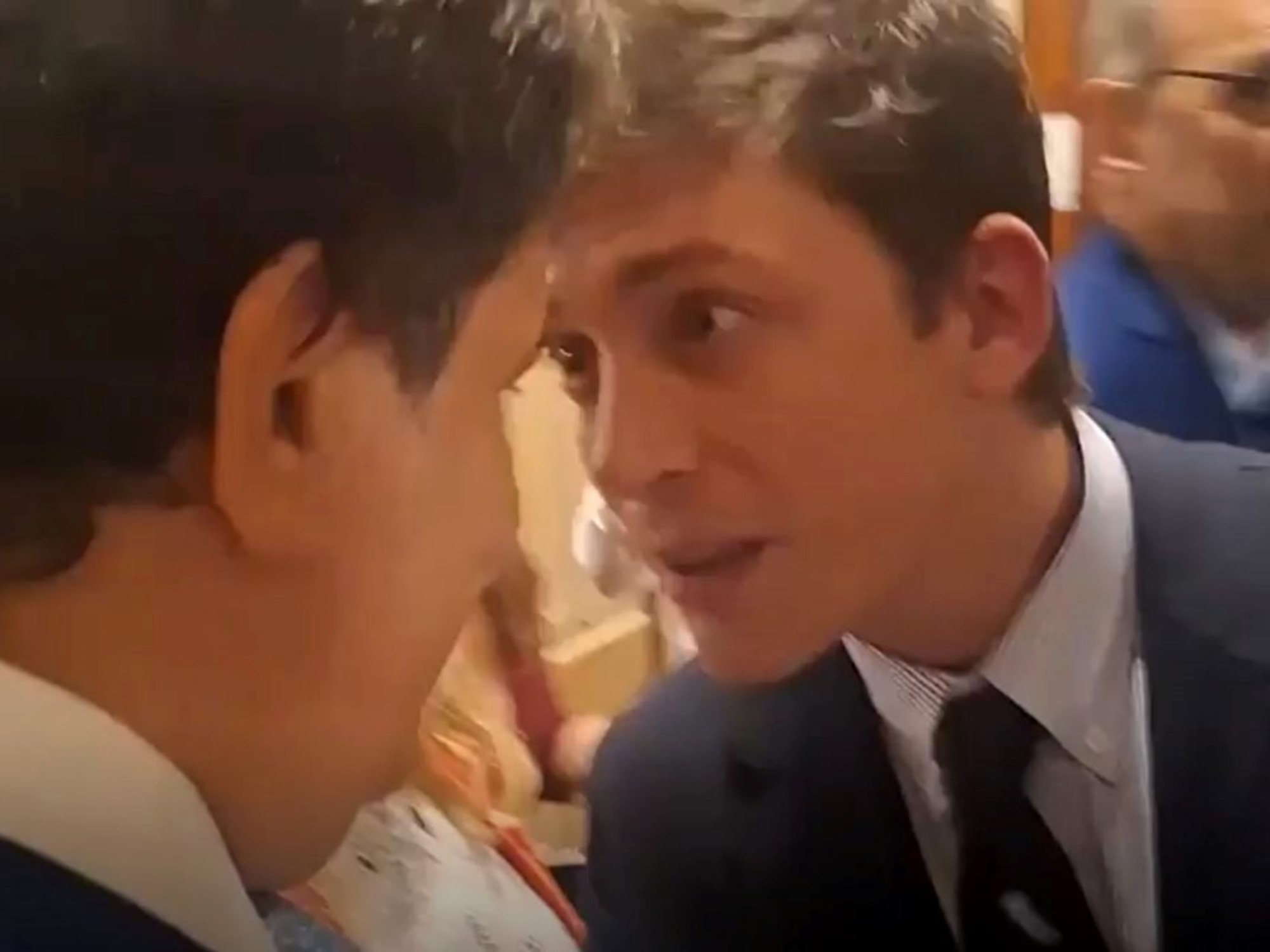 Encuentro tenso entre Facundo Manes y Santiago Caputo en el Congreso