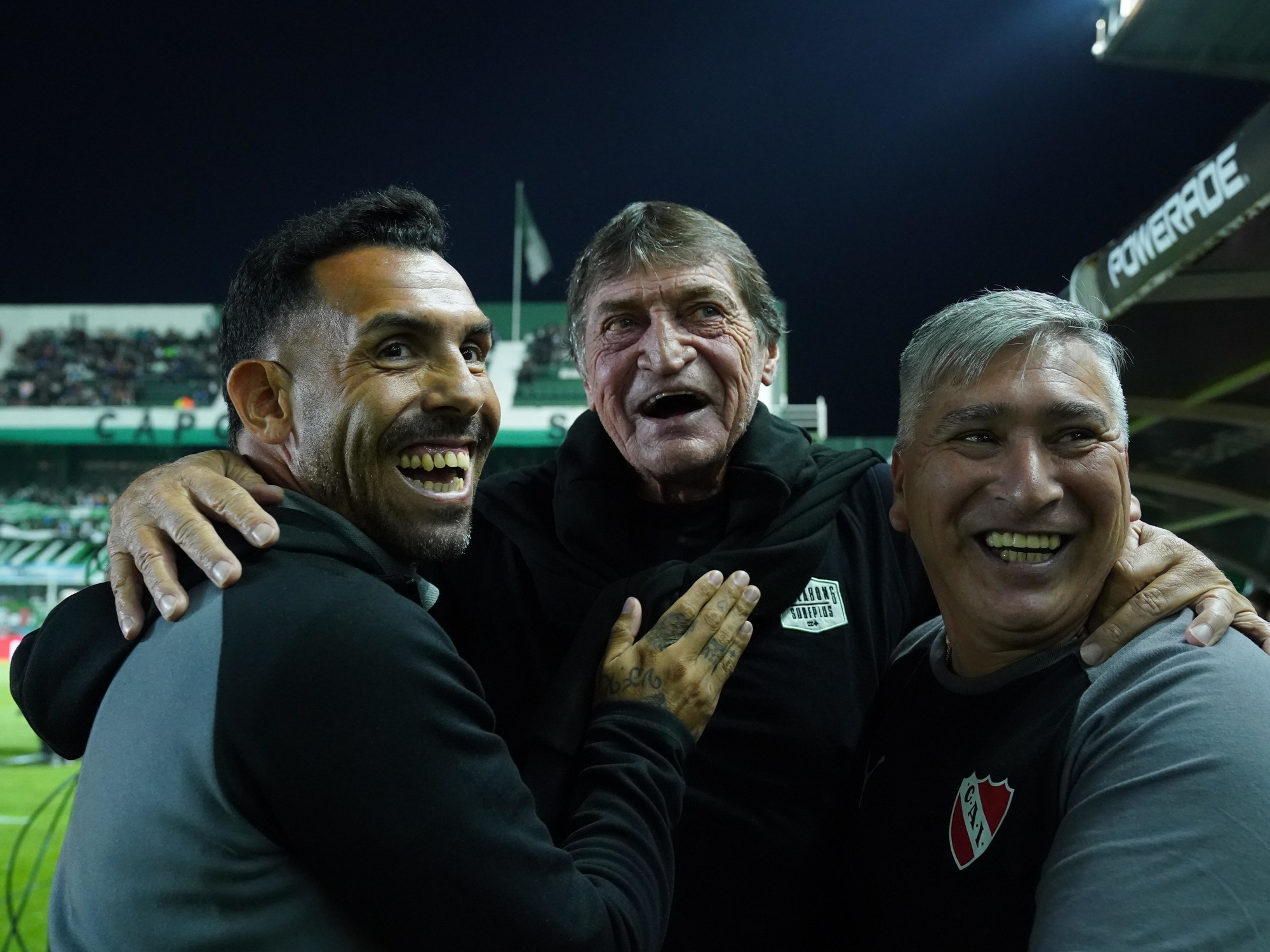 Falcioni y Tevez encabezan la lista para reemplazar a Domínguez.