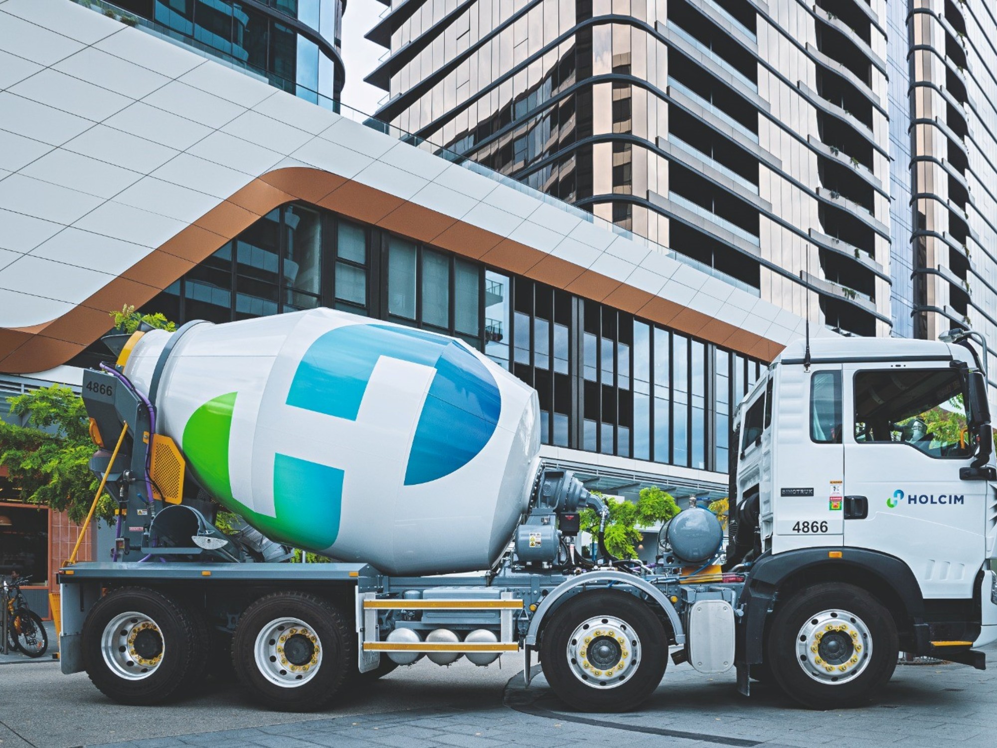 Holcim expande su presencia en el mercado cementero con compra millonaria.