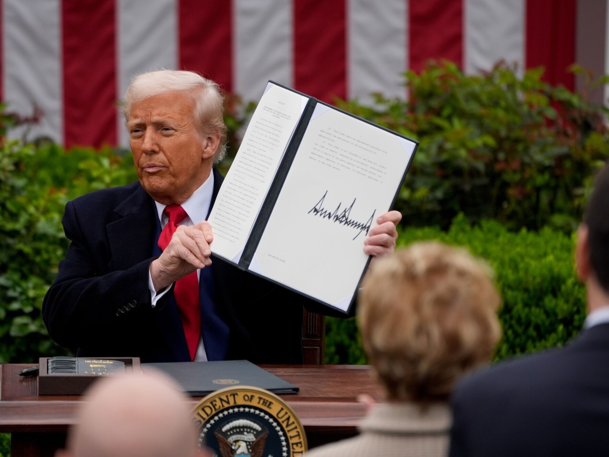 Impacto de los aranceles de Trump en la Argentina: sectores energético, alimentario y químico afectados.