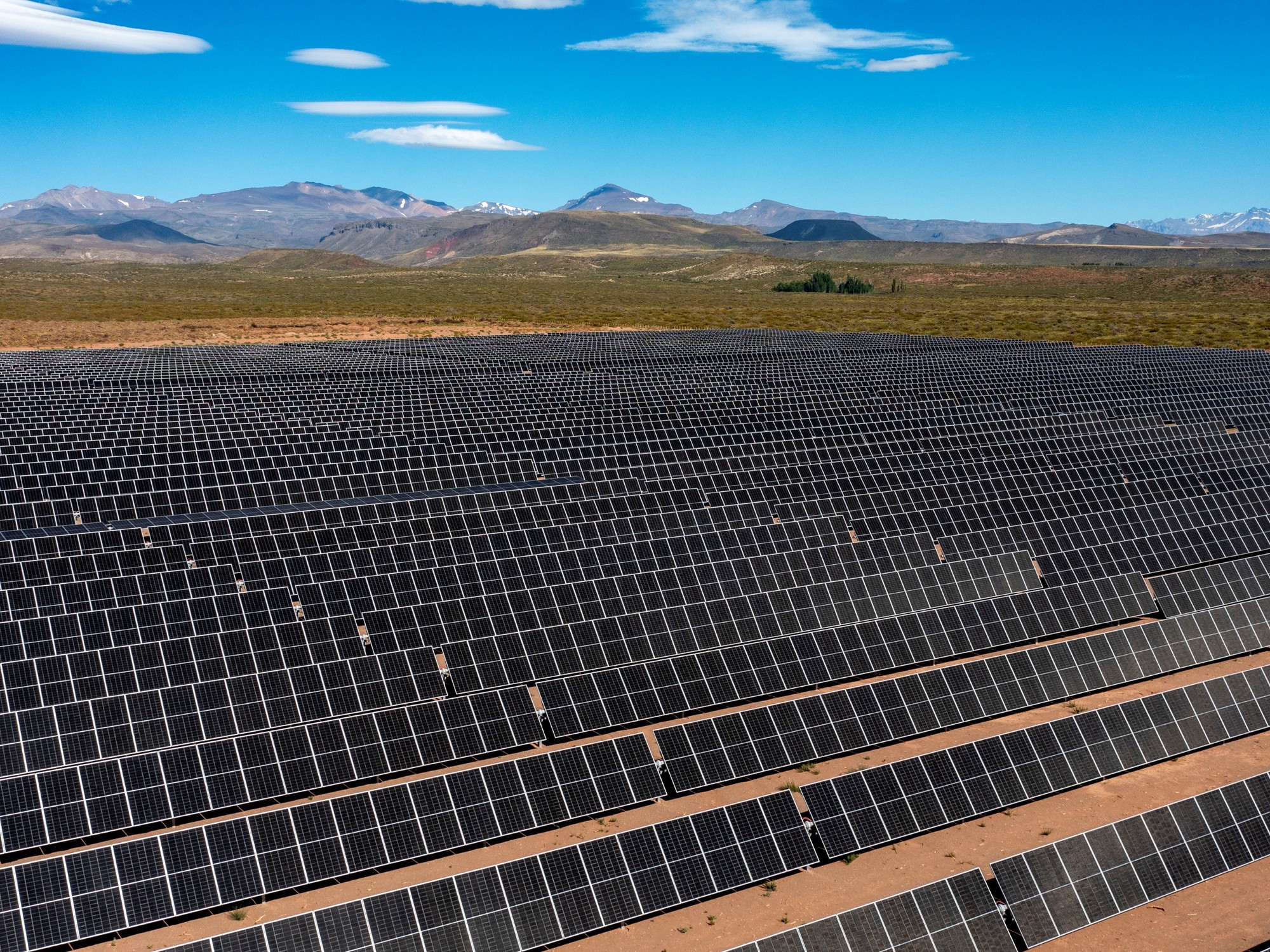 Inauguración del primer parque solar de Genneia en Mendoza y anuncio de más inversiones por Jorge Brito.