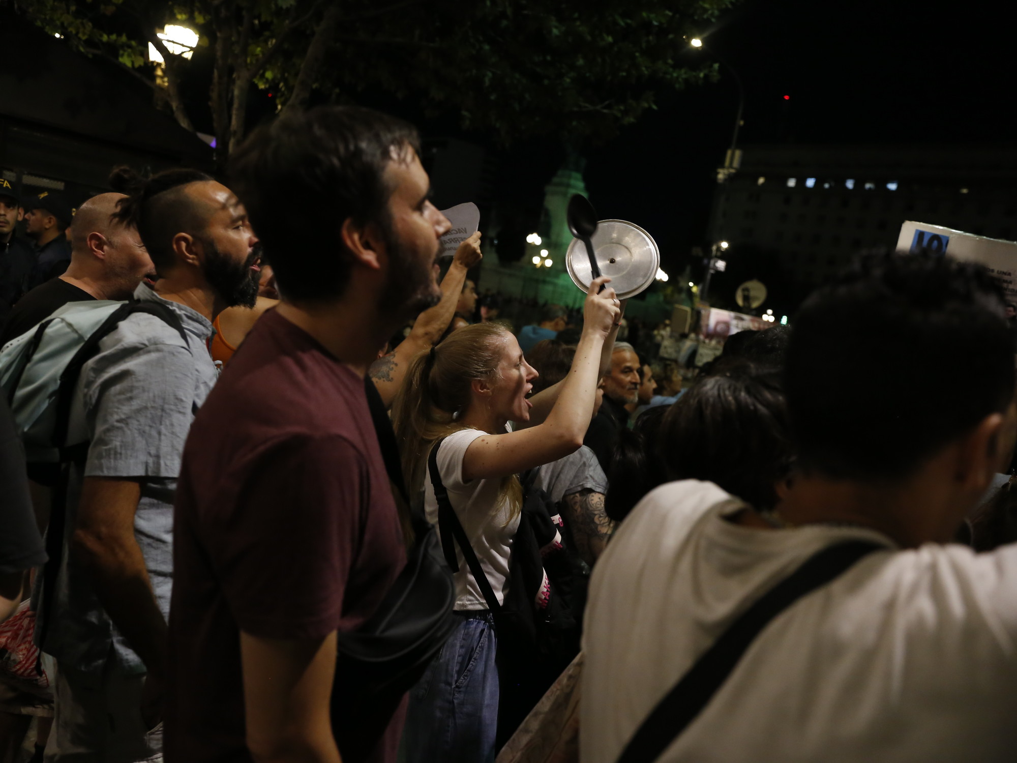 Inesperado cacerolazo interrumpe la llegada de Javier Milei al Congreso.