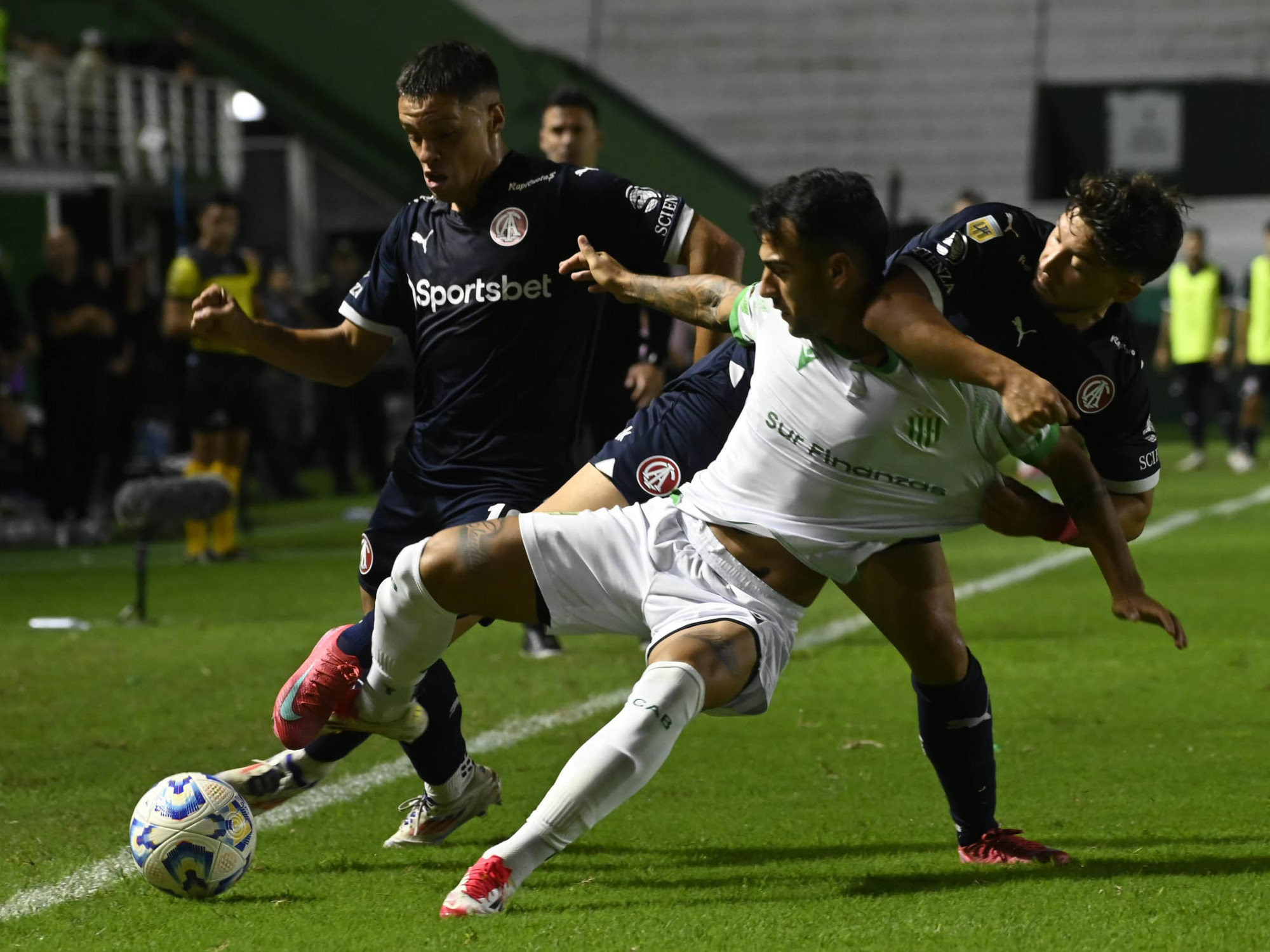 La patada de Tarzia desata la ira del equipo rival