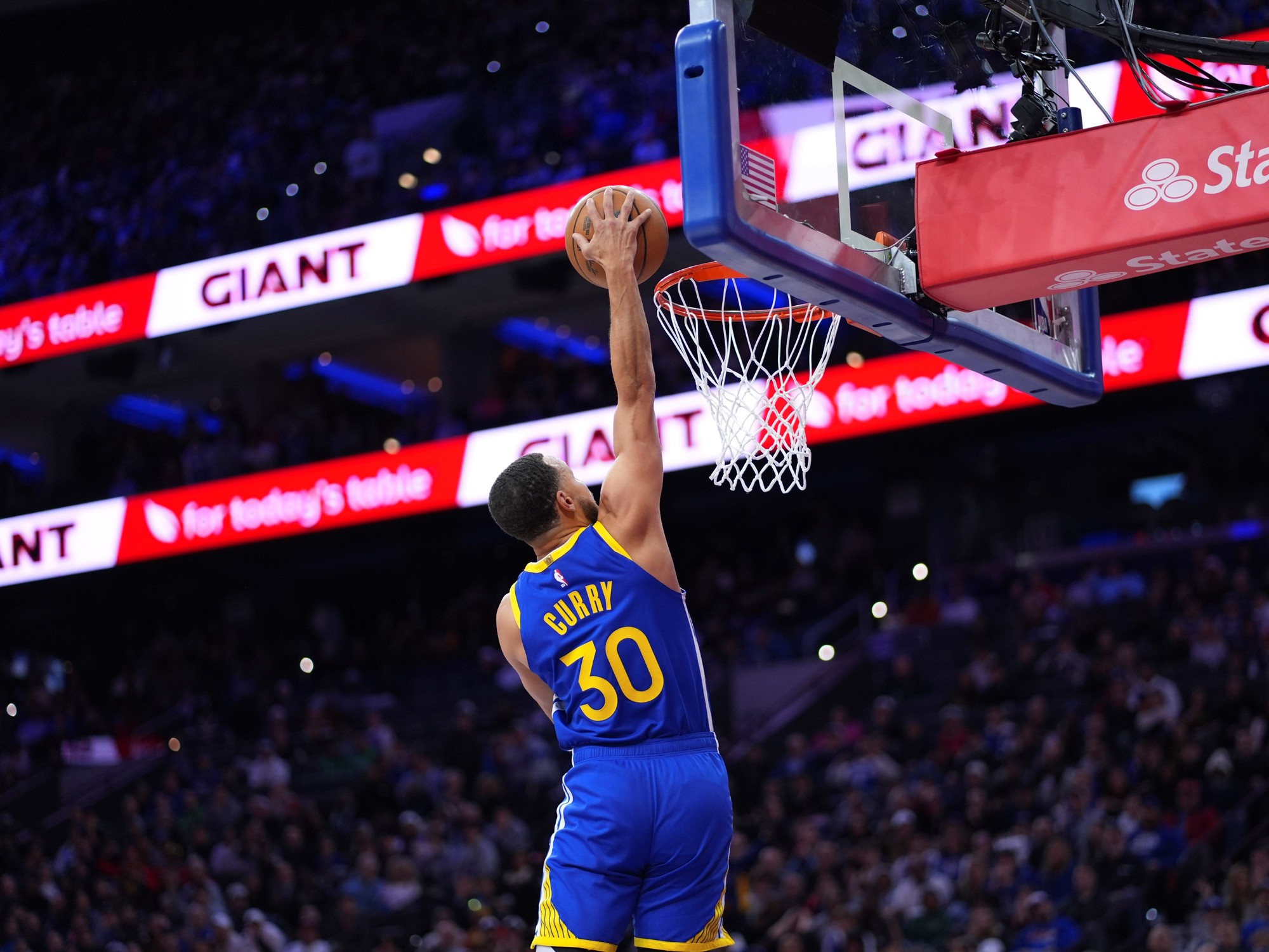 LeBron James a un punto de récord histórico, Curry anuncia ‘retiro’ de jugada emblemática