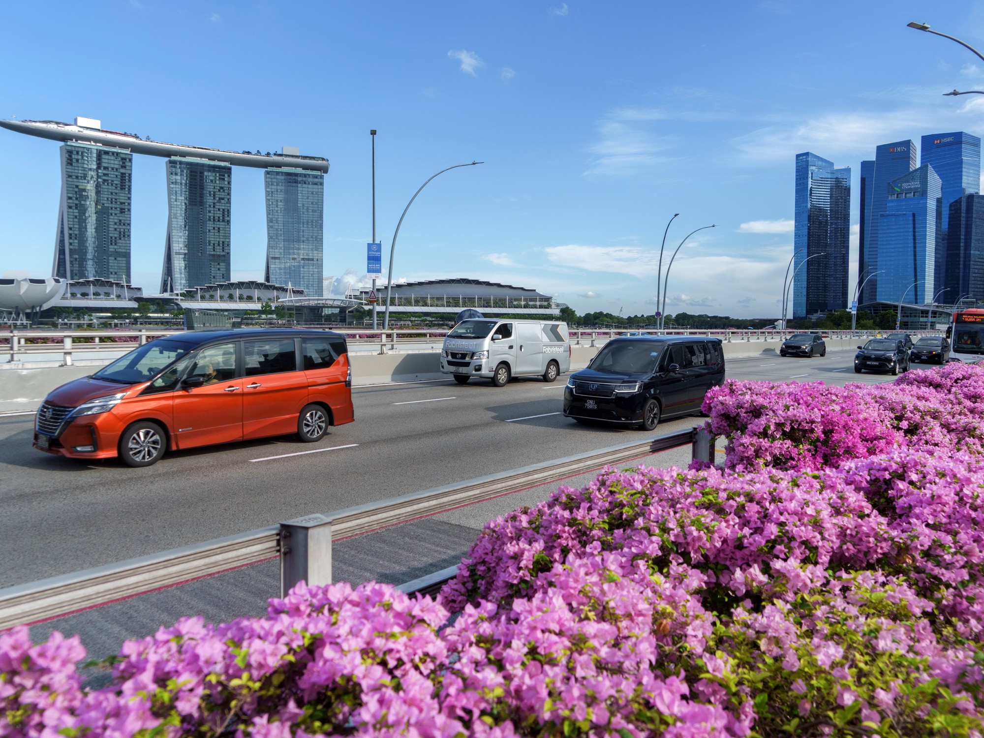 Manejar en Singapur: lujo y eficiencia en las calles.