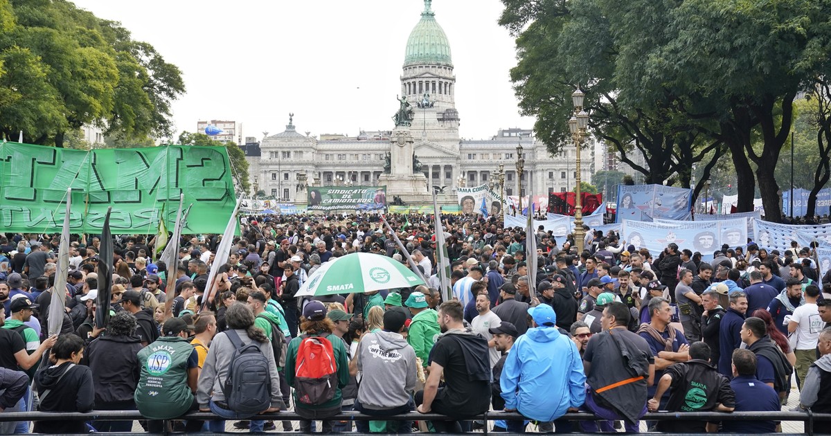 En la antesala del paro, la CGT se movilizó en apoyo a los jubilados y bajo un fuerte operativo de seguridad