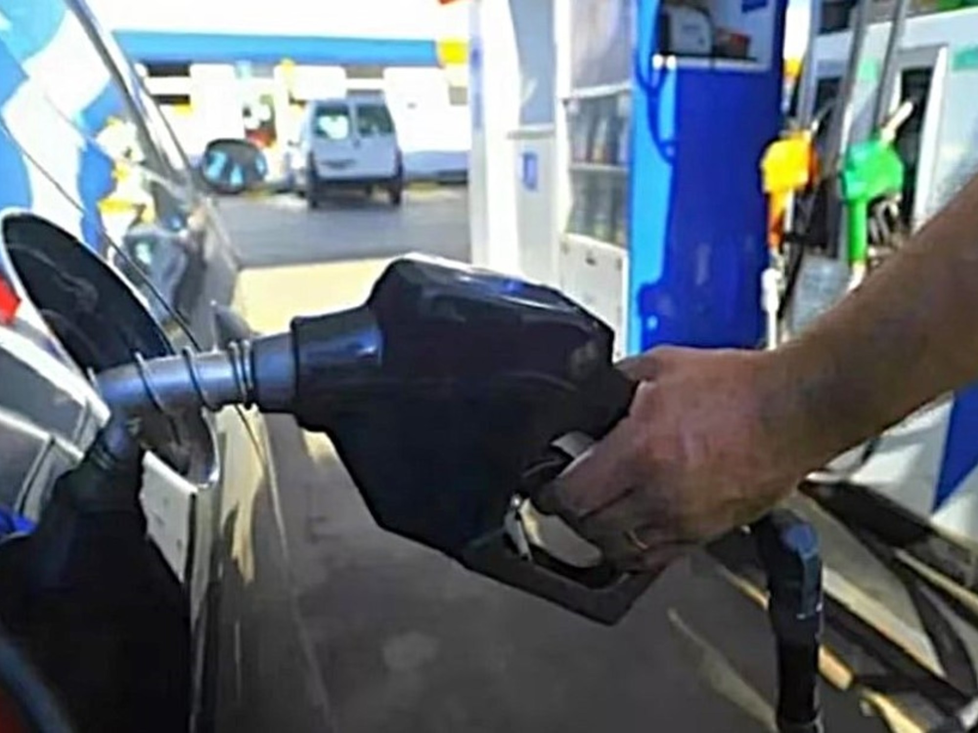 Normativas para el autodespacho de combustible en estaciones de servicio.