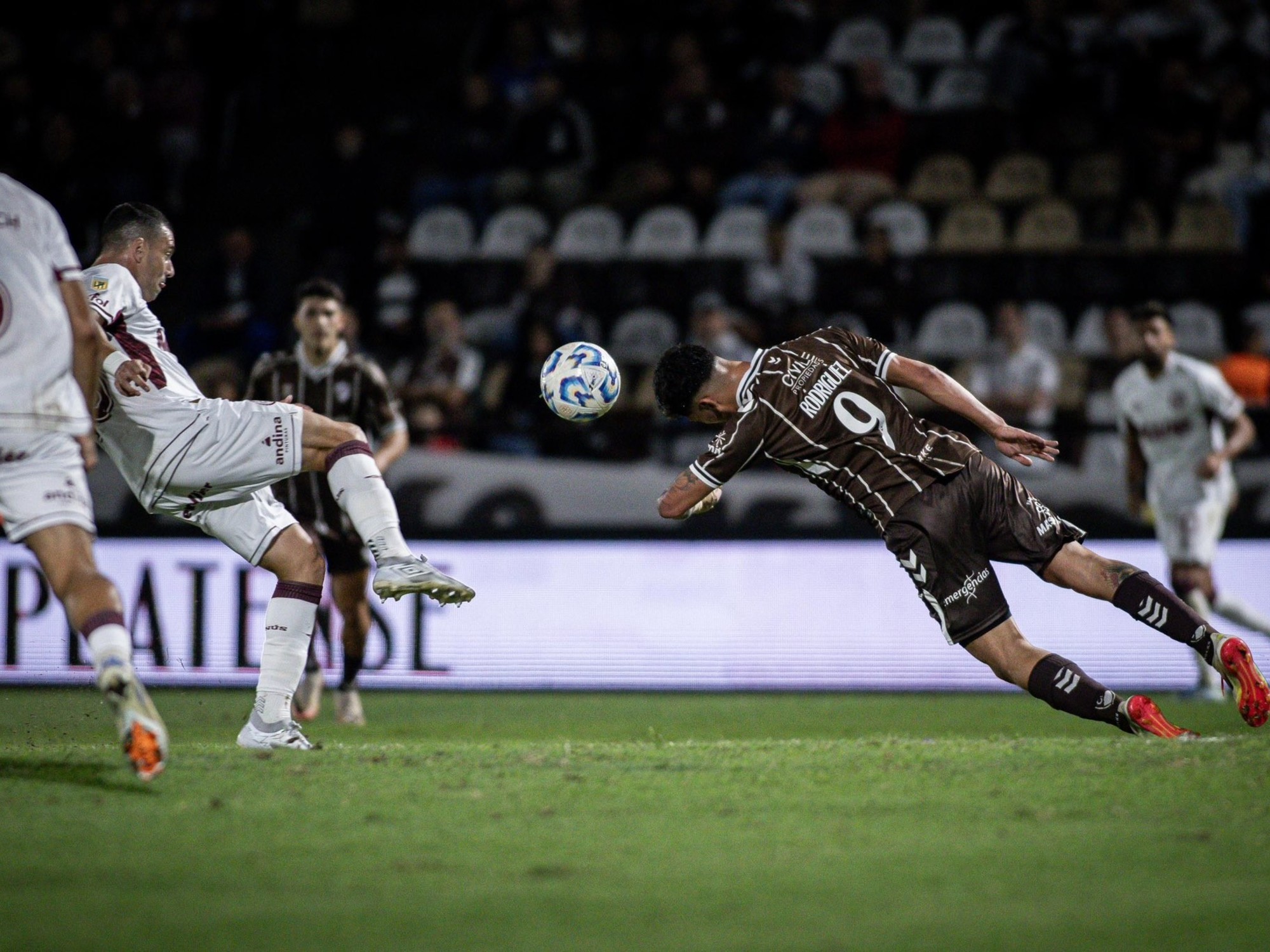 Platense y Lanús empatan sin goles en partido clave por la clasificación.