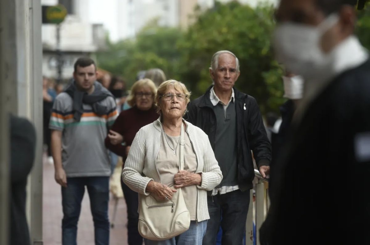 Caputo confirmó una reforma previsional: podría aumentar la edad jubilatoria