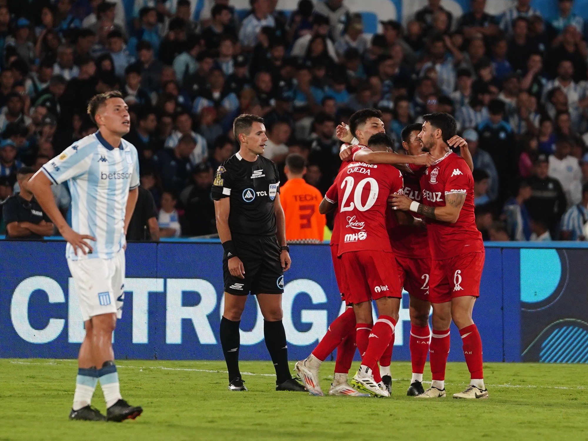 Racing se aleja de los playoffs tras perder con Huracán