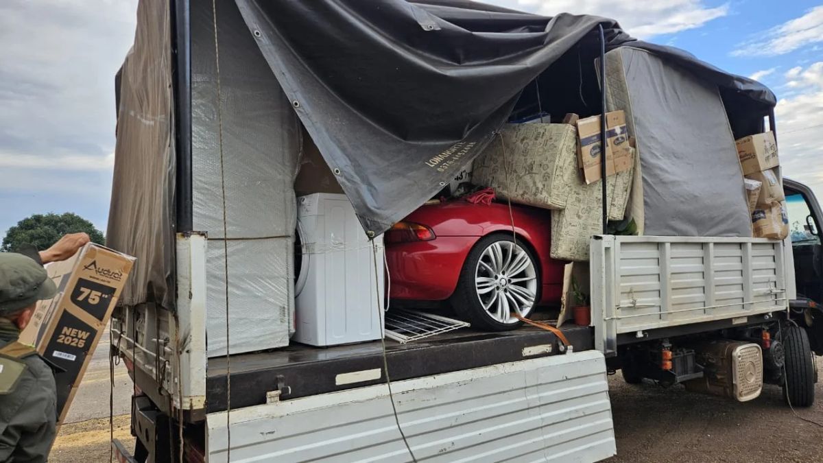 Secuestraron un auto de casi $100 millones oculto en un camión de mudanza