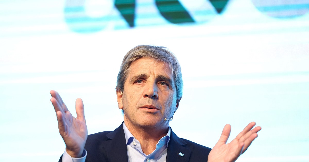 Luis Caputo culpó al kirchnerismo por el riesgo país y explicó por qué van a comprar reservas a $ 1.000