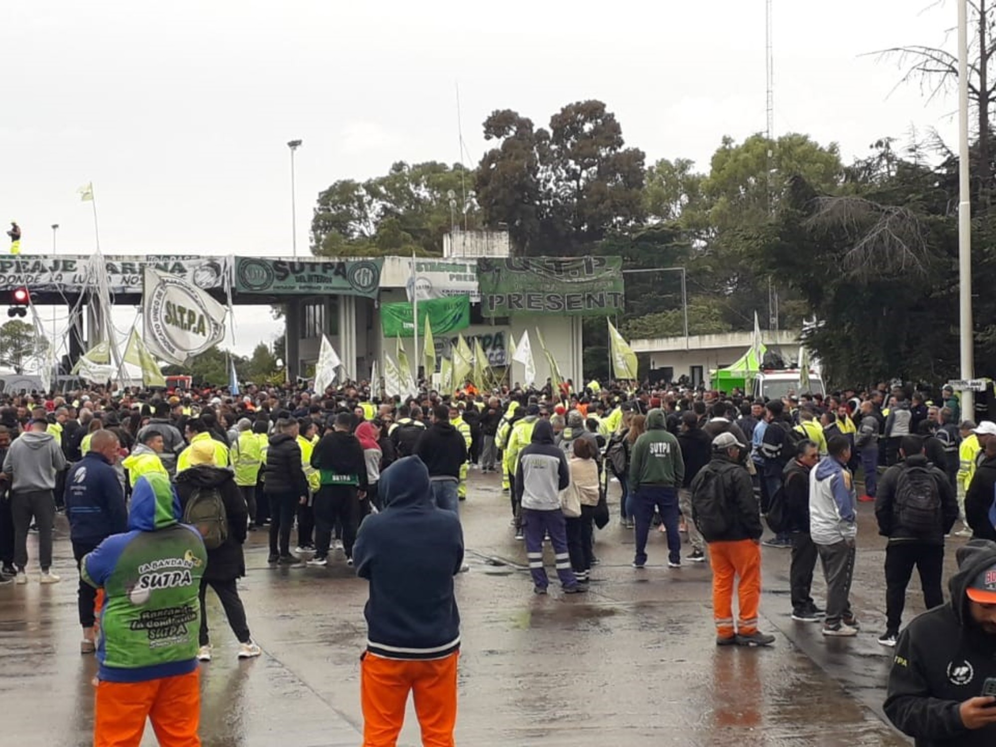 Desempleo masivo tras transferencia de la "Ruta del Mercosur" al Estado.