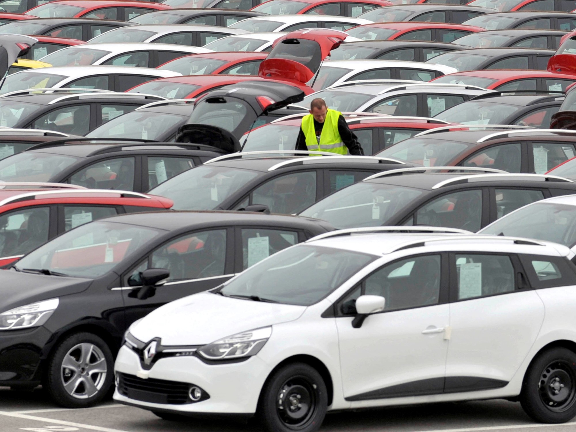 Europa advierte del riesgo económico de los aranceles automotrices de Donald Trump.