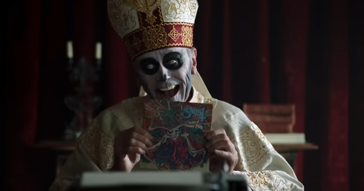 Ghost, la banda que parodia al Papa, ambienta sus shows como una iglesia y sus fans se visten de curas