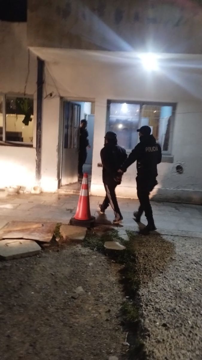 Violento episodio en zona sur: destrozó un televisor y arrojó una botella tras una discusión con su pareja