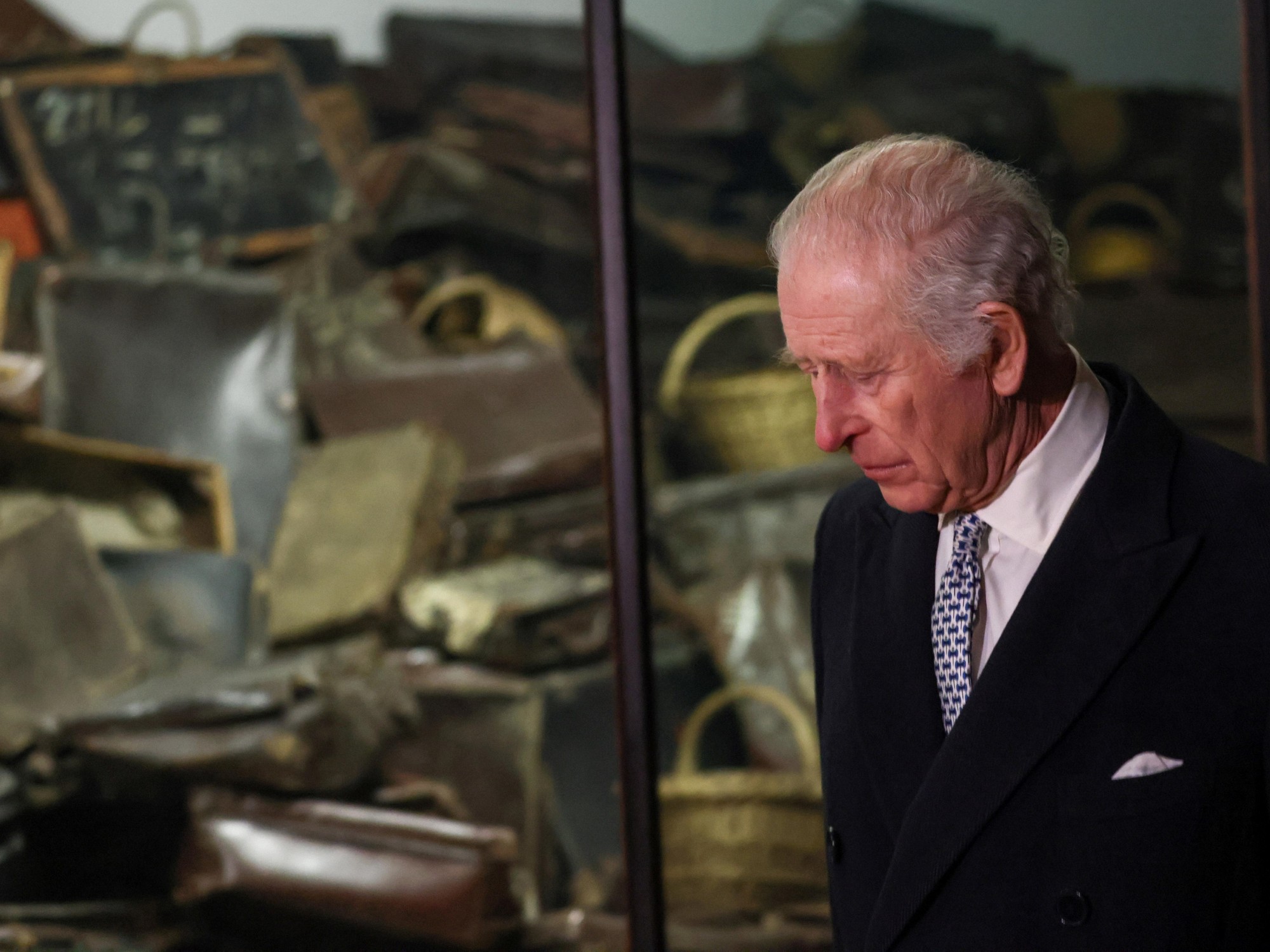 Internan al rey Carlos III por efectos secundarios del tratamiento contra el cáncer.