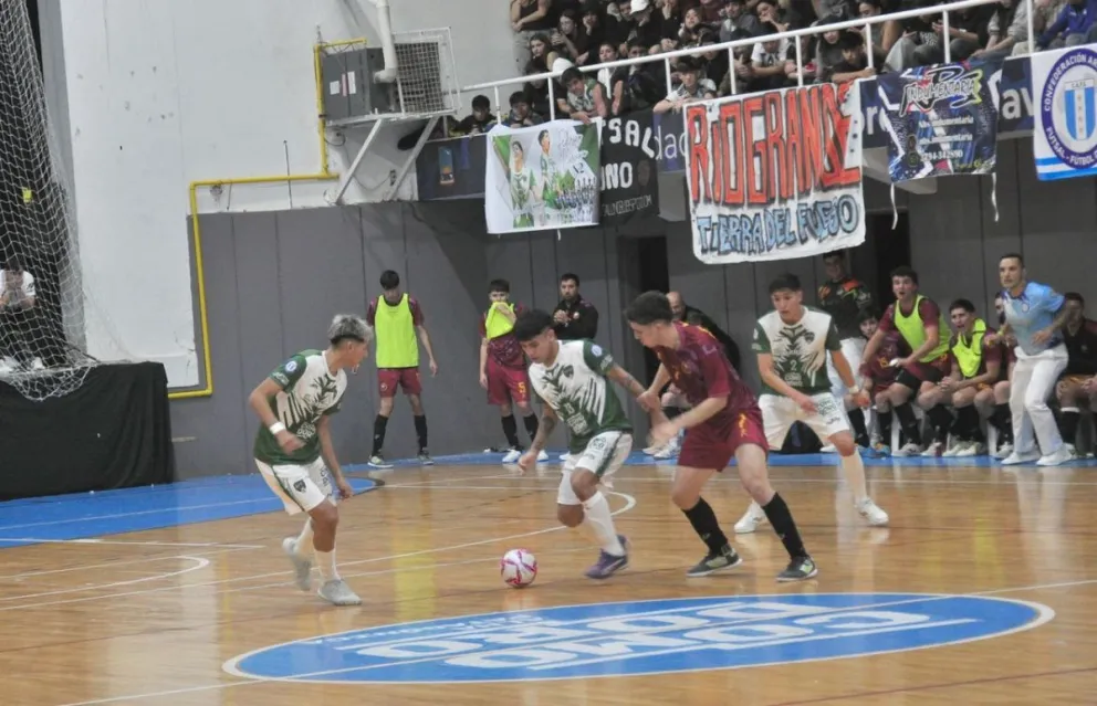Mendoza amargó a Comodoro y se consagró campeón