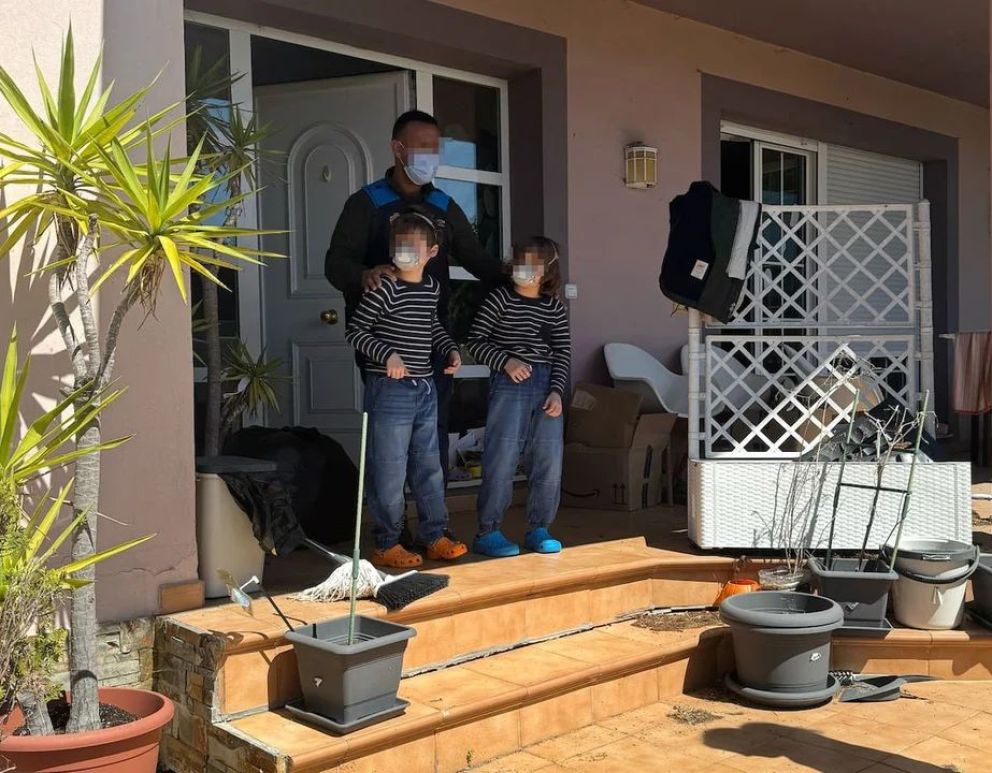 Detuvieron a una pareja que mantenía a sus hijos aislados con barbijos y pañales