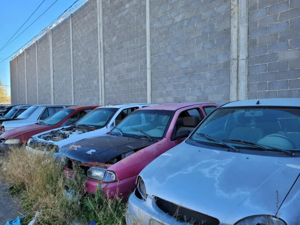 Piden el retiro de autos secuestrados en comisarías que obstaculizan veredas