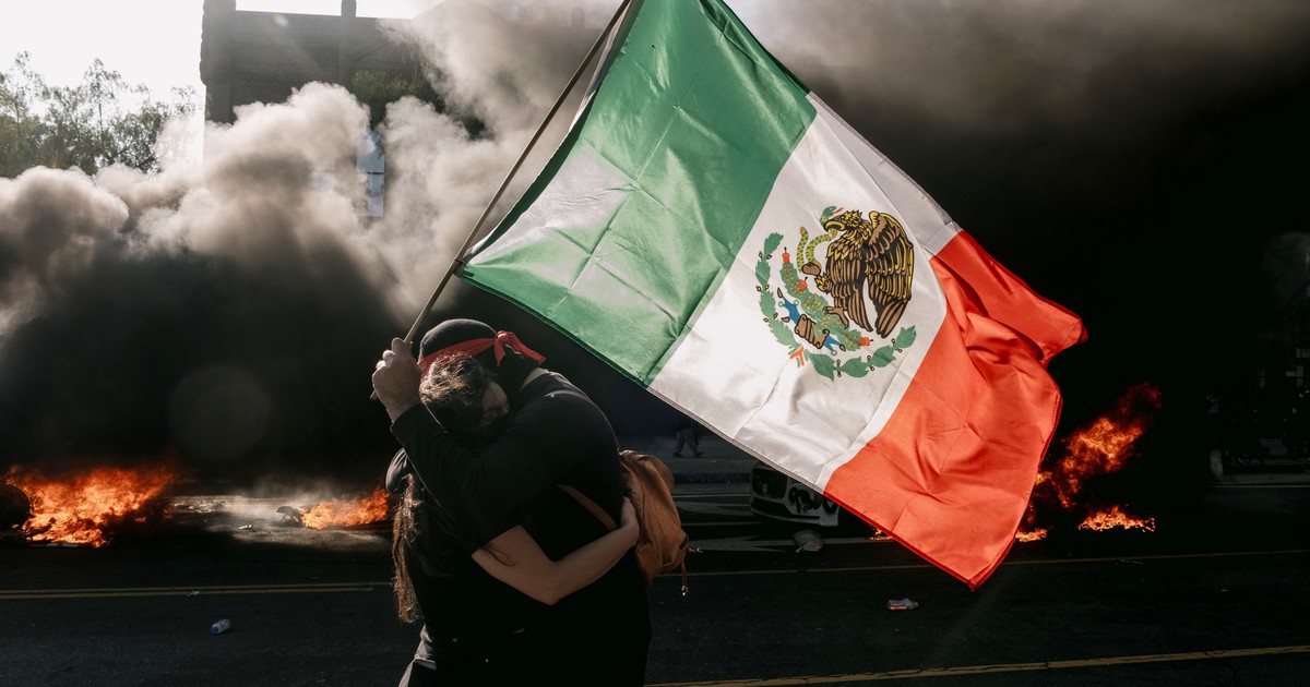 la bandera mexicana se ha convertido en un poderoso símbolo de protesta