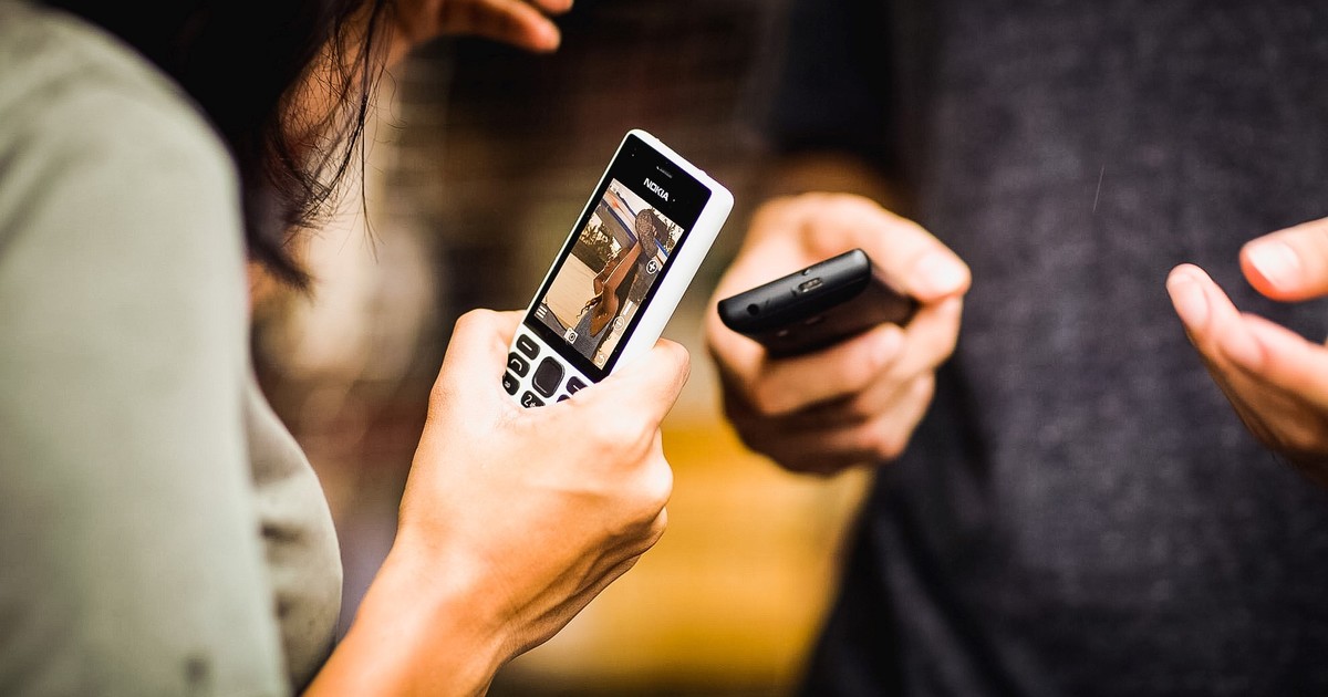 qué hay detrás del inesperado auge de los celulares viejos, sin apps ni pantalla táctil