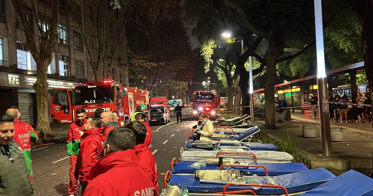 Evacuación de 40 personas por incendio en viviendas cercanas.