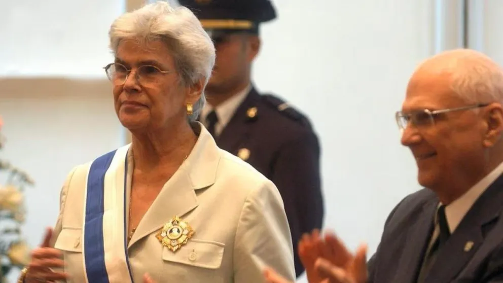 Fallecimiento de la ex presidenta Violeta Barrios de Chamorro en el exilio.