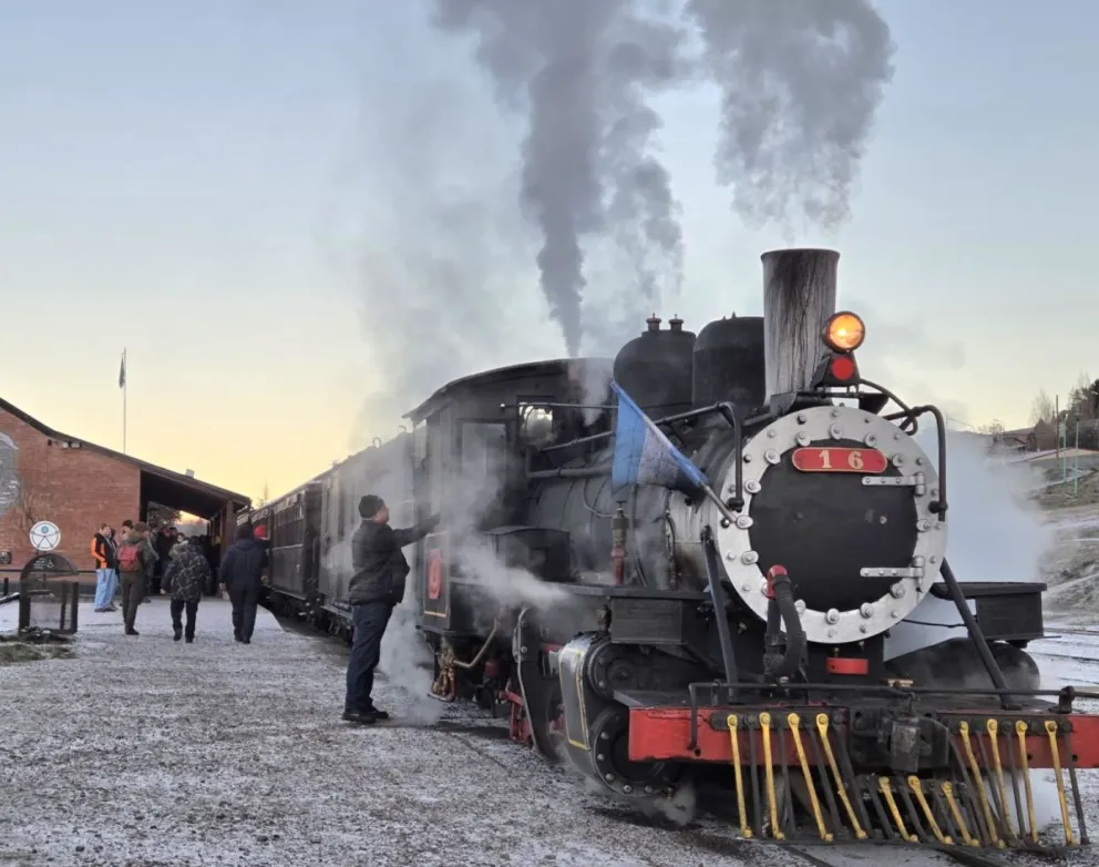 Con las primeras pinceladas de nieve del invierno, “La Trochita” realizó una nueva salida en Esquel