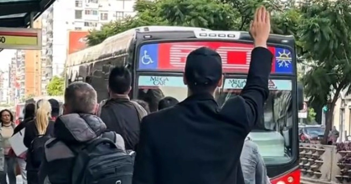 Un extranjero se sorprendió por cómo los argentinos paran el colectivo y en redes no tuvieron piedad