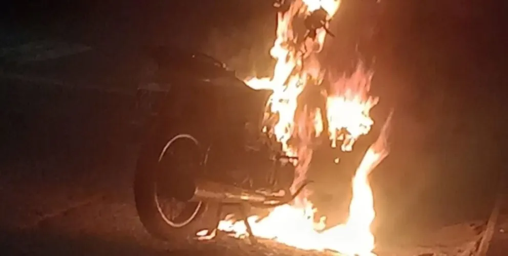 Sospechan que incendio de una moto fue provocado
