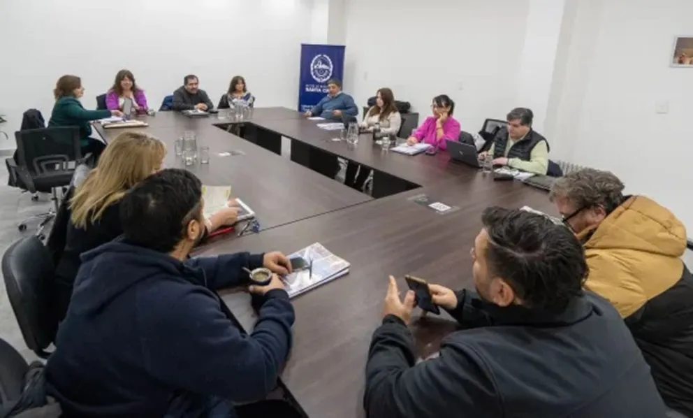 Santa Cruz: acuerdo salarial con gremios estatales con recuperación en 12 puntos encima de la inflación