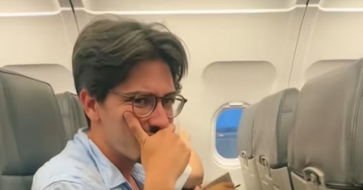 Sintió un olor penetrante en un avión y descubrió que provenía de abajo de su asiento