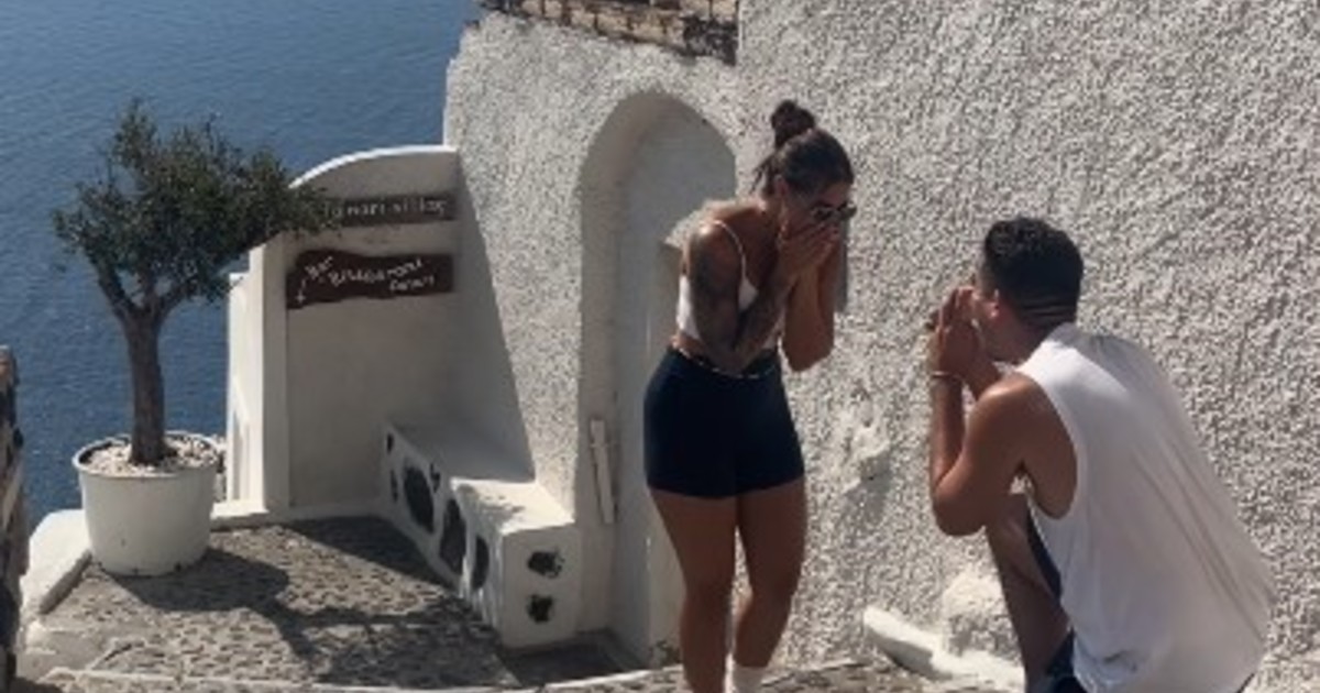 Viajó a Santorini para sorprender a su novia con una propuesta, pero salió mal: "Nadie podría haberlo anticipado"