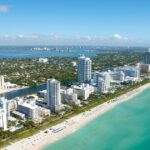 Acceso público garantizado: La nueva ley de Ron DeSantis para las playas de Florida.