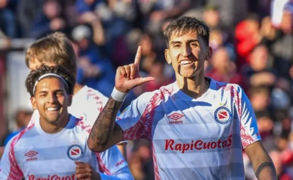 Argentinos Juniors goleó 4-1 a Racing y se afirma en puestos de playoffs