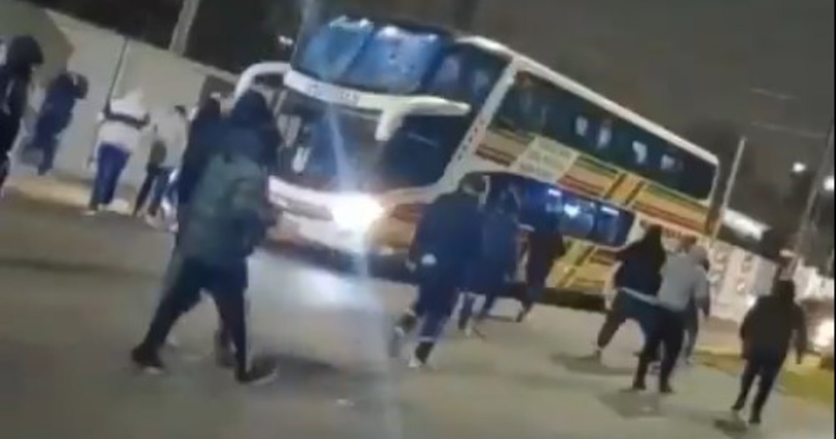 apedrearon el micro y proliferaron las amenazas