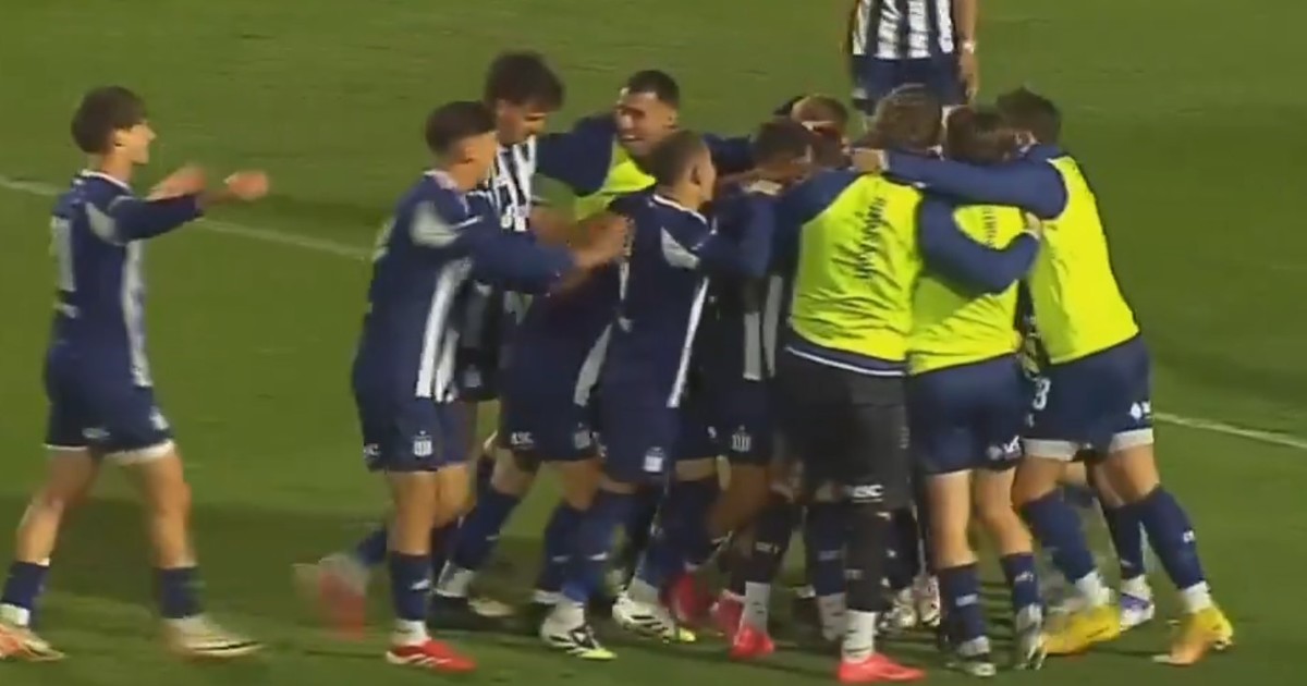 el espectacular remate desde atrás de mitad de cancha del pibe de Talleres en la Reserva contra San Martín (SJ)