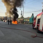 Se incendió por completo un auto en el San Cayetano